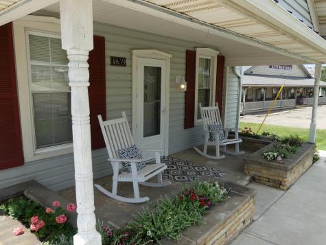 Cozy Suite D - front porch